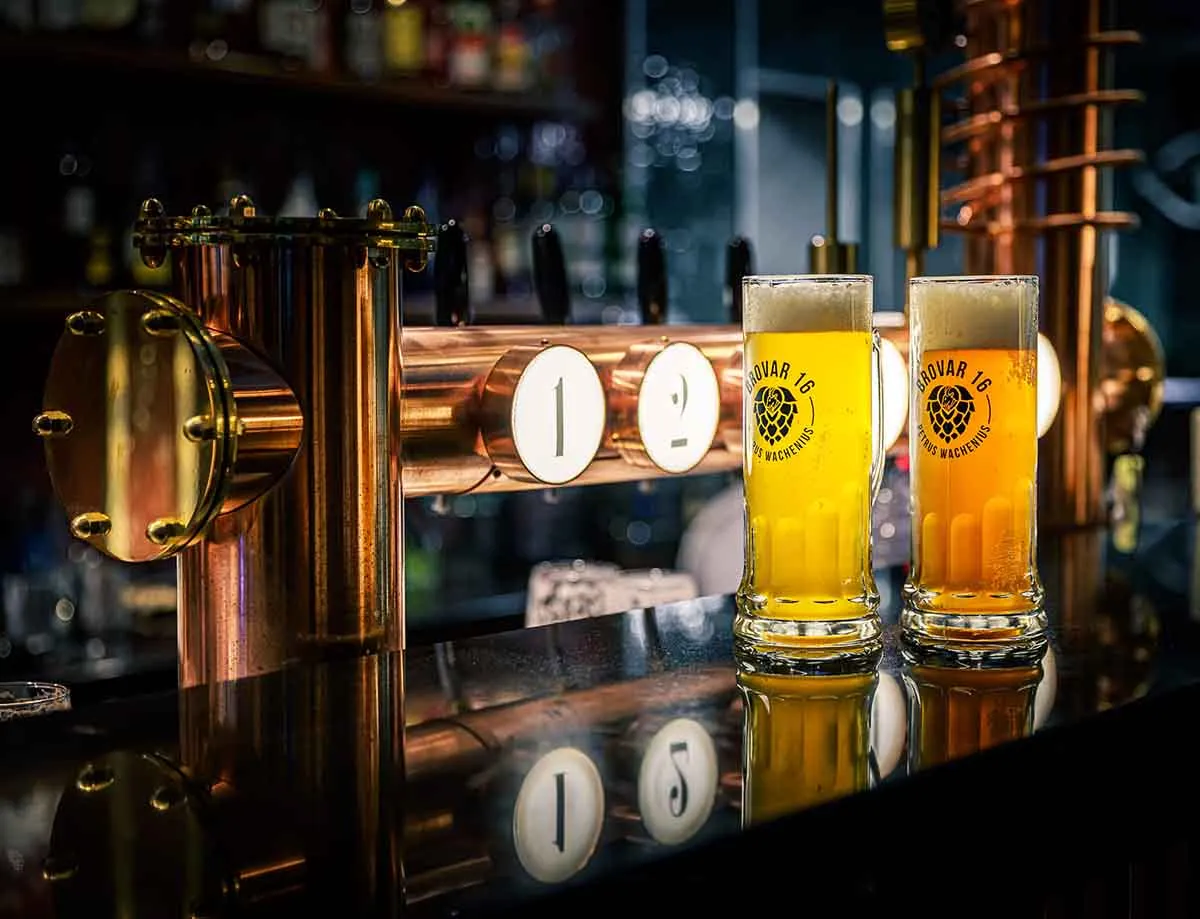 Miedziana kolumna piwna premium zamontowana na barze restauracji